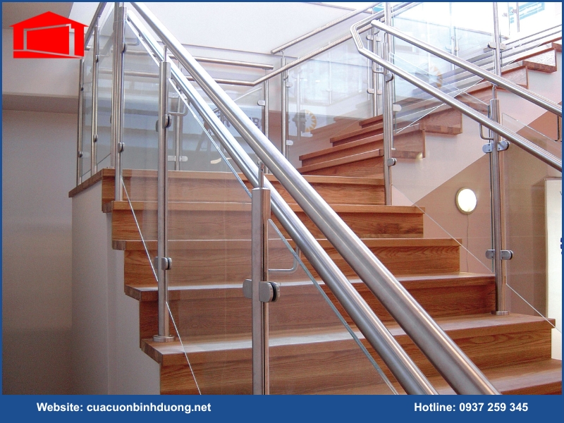 Cầu thang lan can kính là gì?